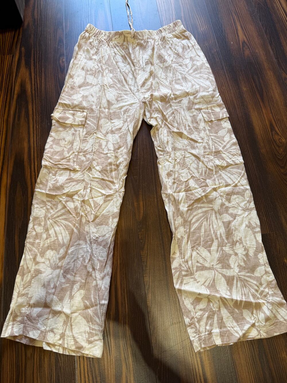 Monteau Linen Blend Pull On Cargo Pants in a Tropical Print Size L
